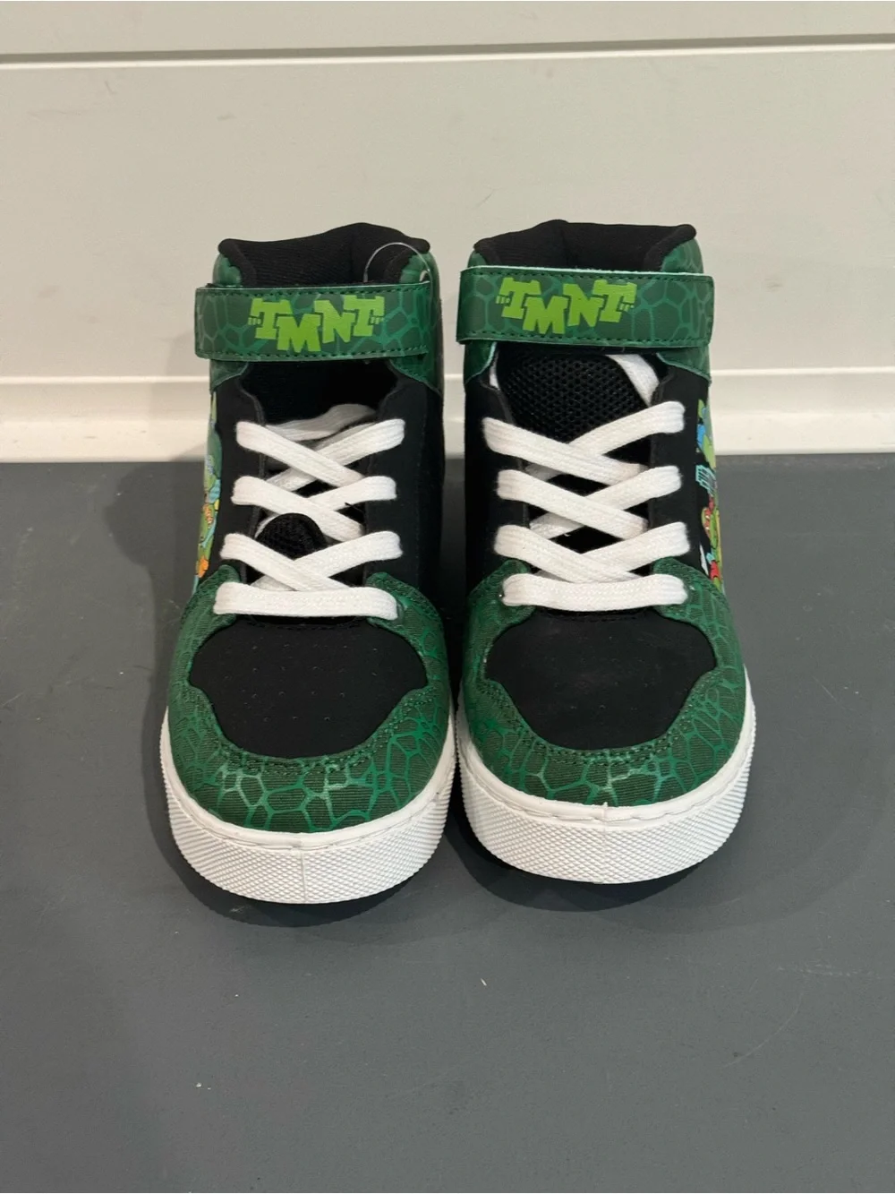 Kids High-Top Sneakers with Green and Black Accents - Durable Everyday Shoes